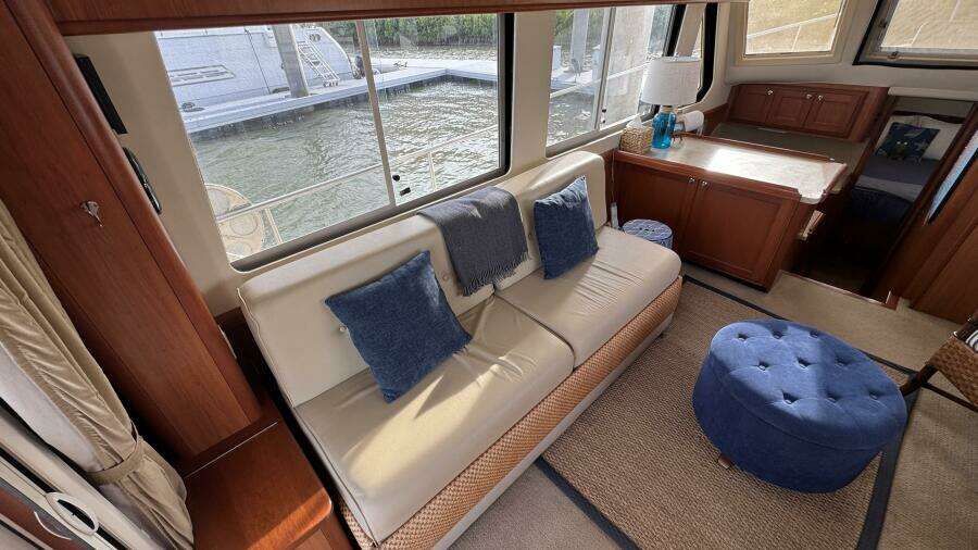 Salon looking port