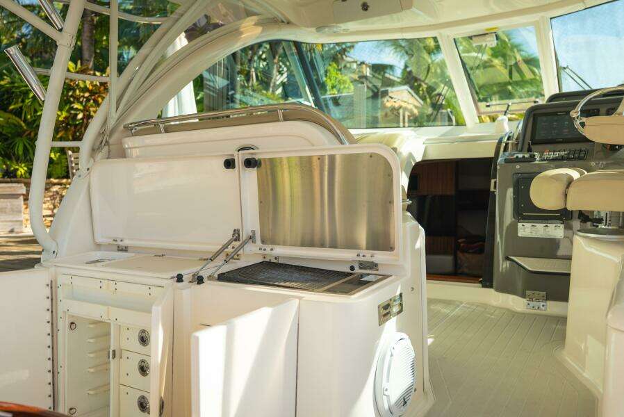 38ft Pursuit Yacht For Sale