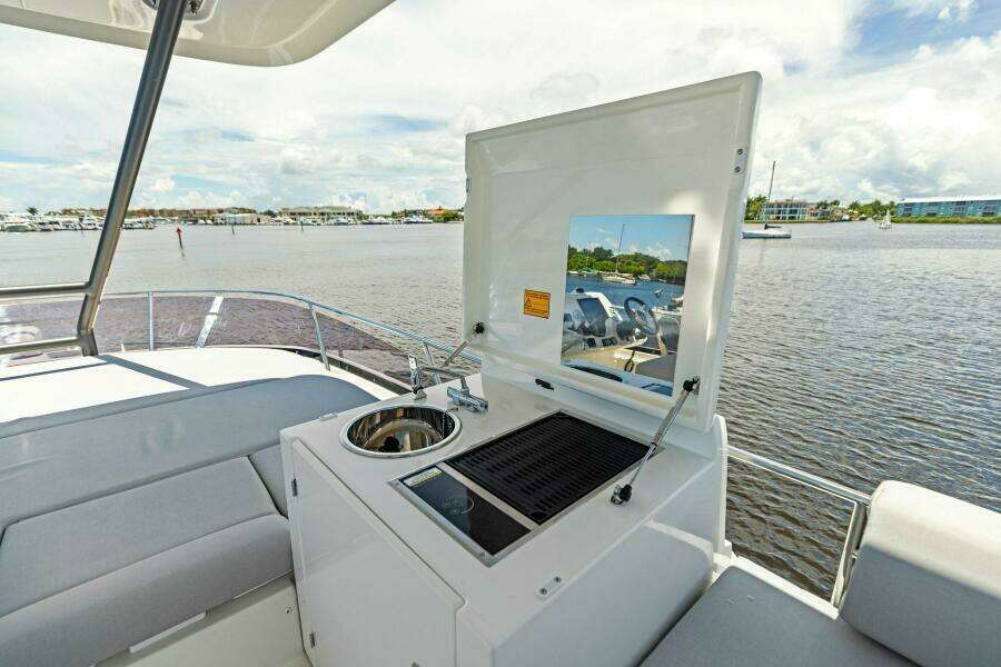 2025 Prestige 460 Flybridge - Sistership