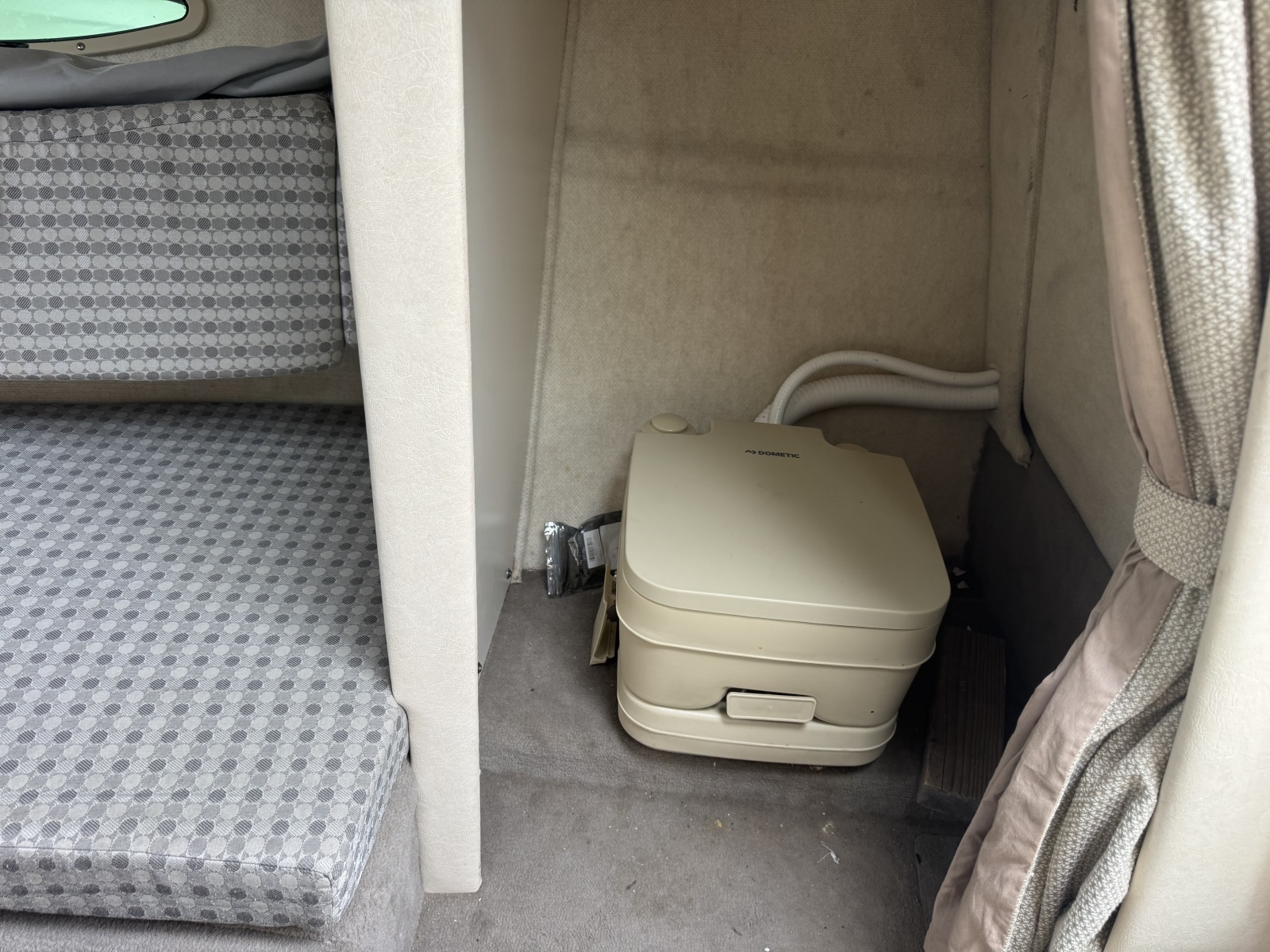 21' 2004 Sea Ray 215 Weekender