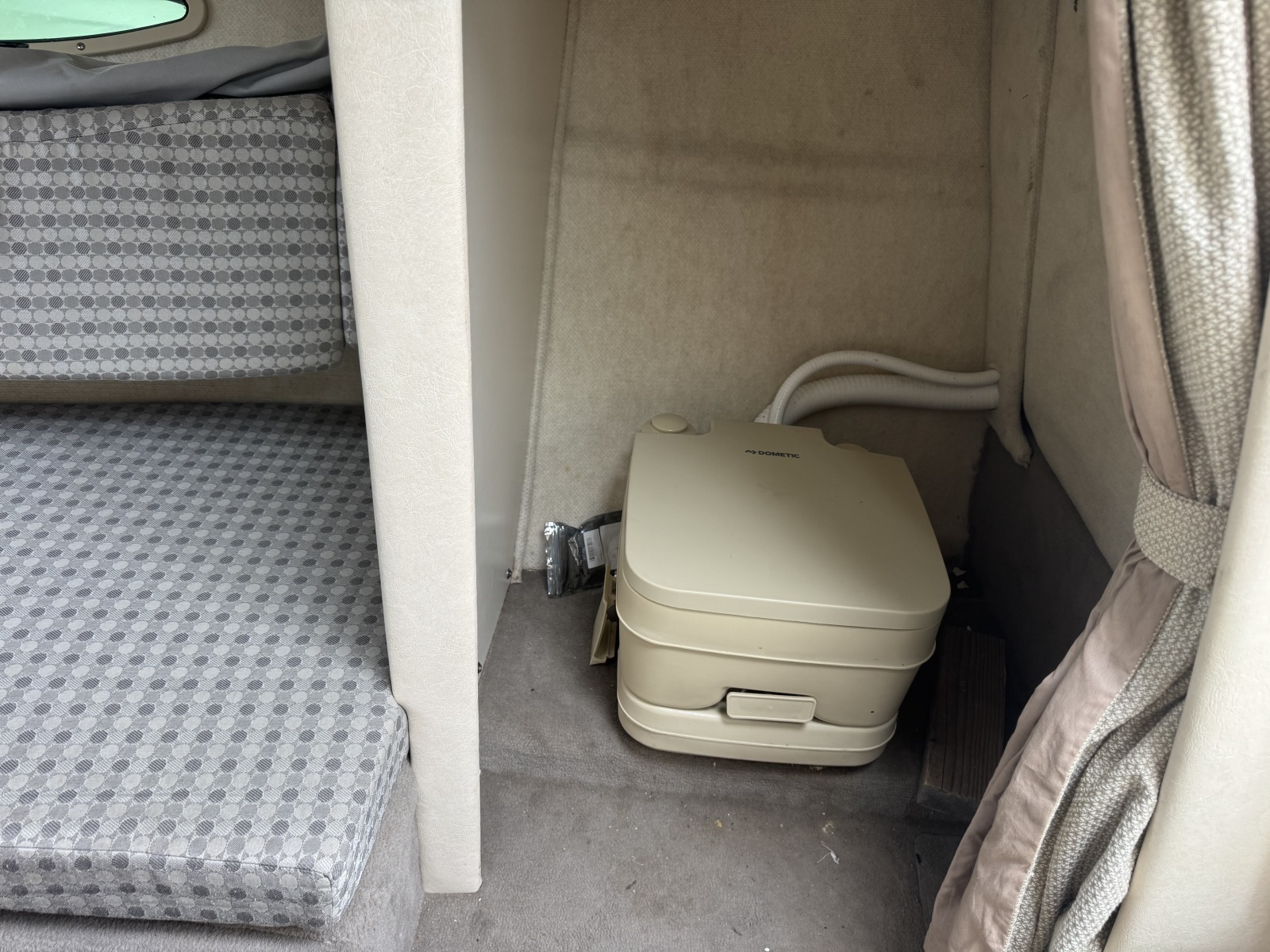 2004 Sea Ray 215 Weekender