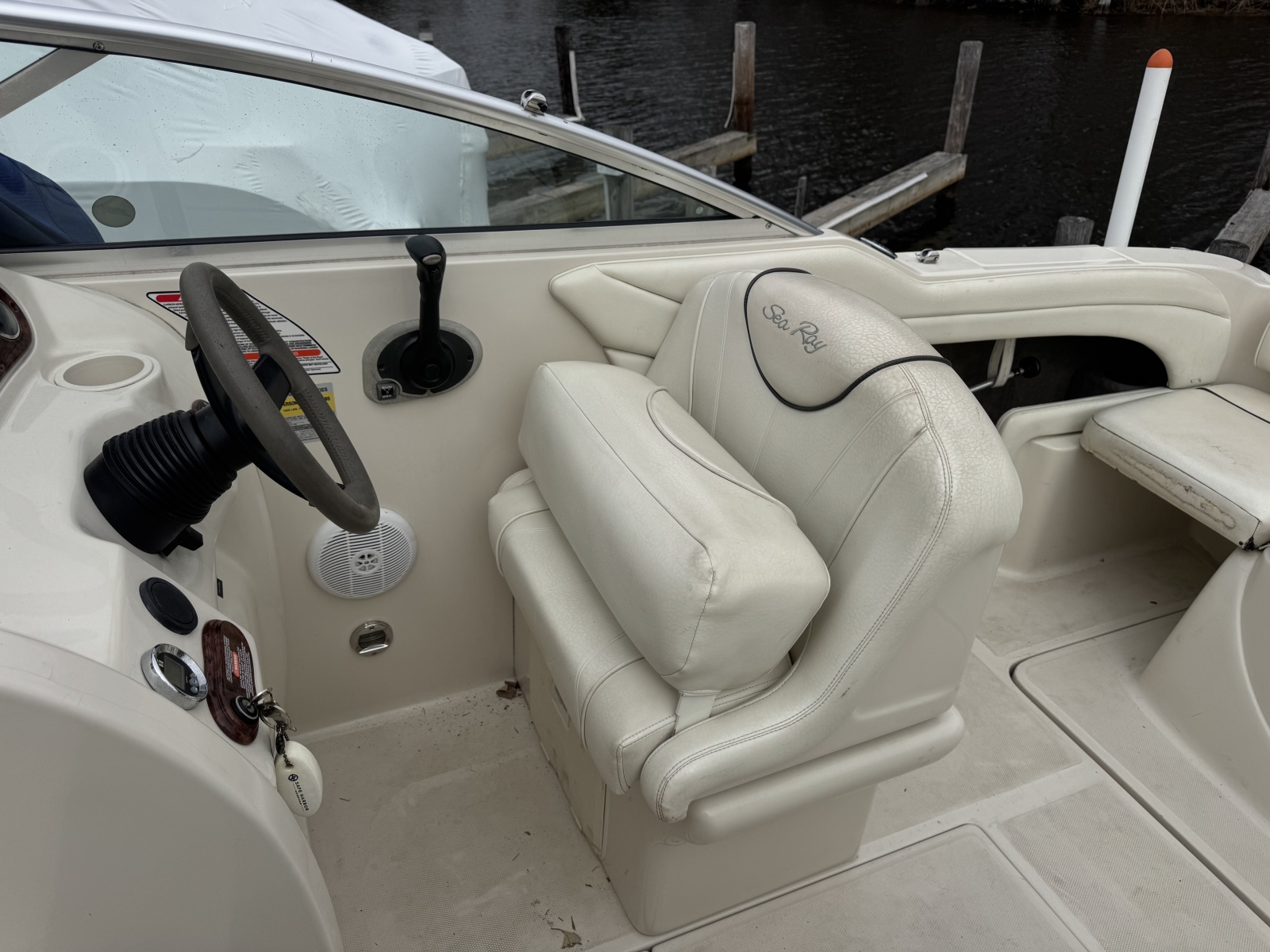 21' 2004 Sea Ray 215 Weekender