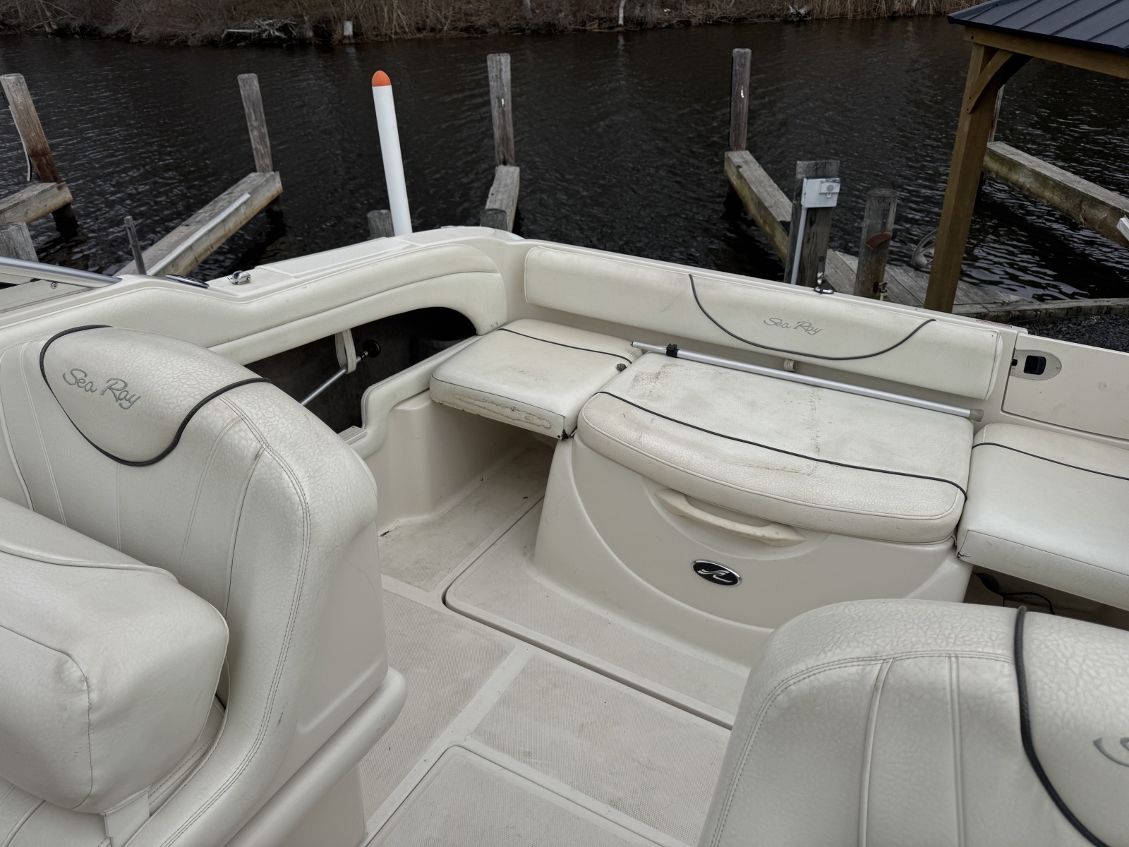 21' 2004 Sea Ray 215 Weekender