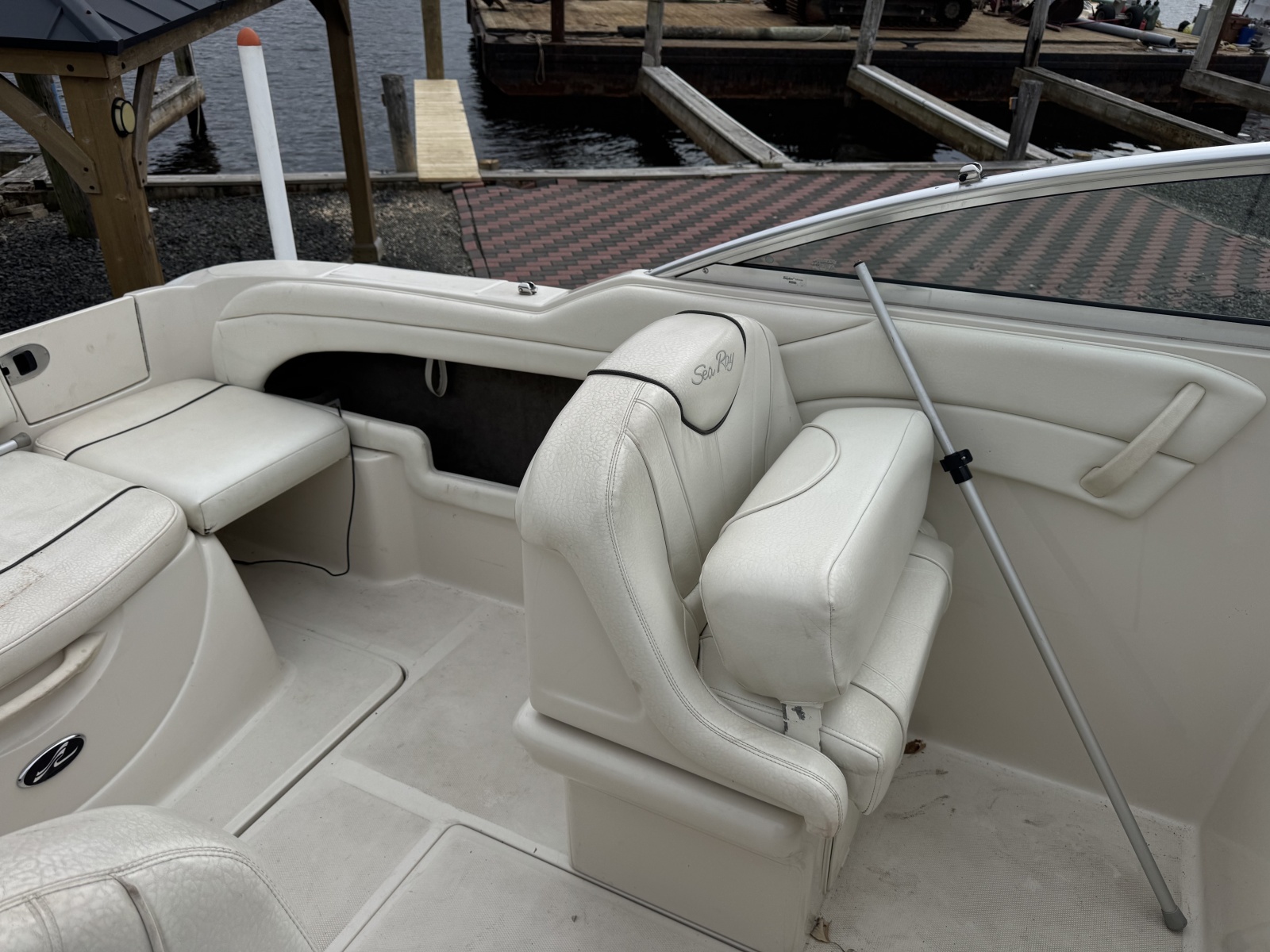 21' 2004 Sea Ray 215 Weekender