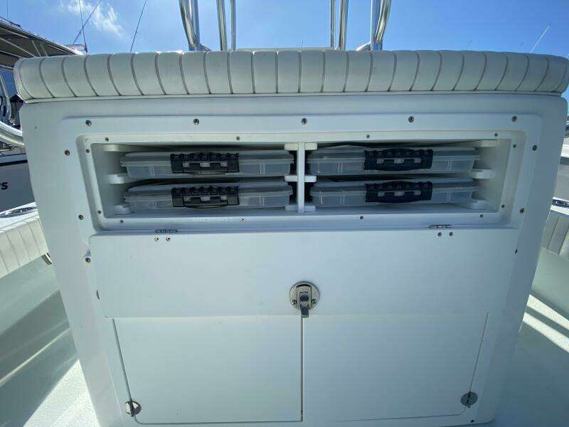 2023 Dorado 25 SE - Helm Seating