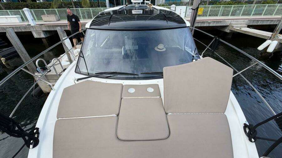 MJ 34ft Carver Yacht For Sale