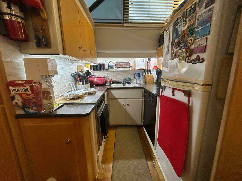 Contentment 44ft Carver Yacht For Sale