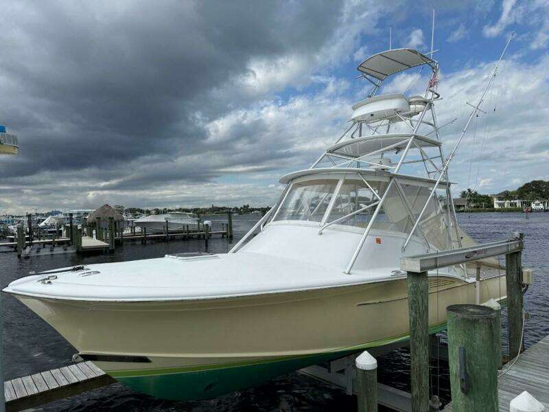 Kept On A Boatlift In Stuart   34' Dixon 2008 With Single 540hp Cummins.