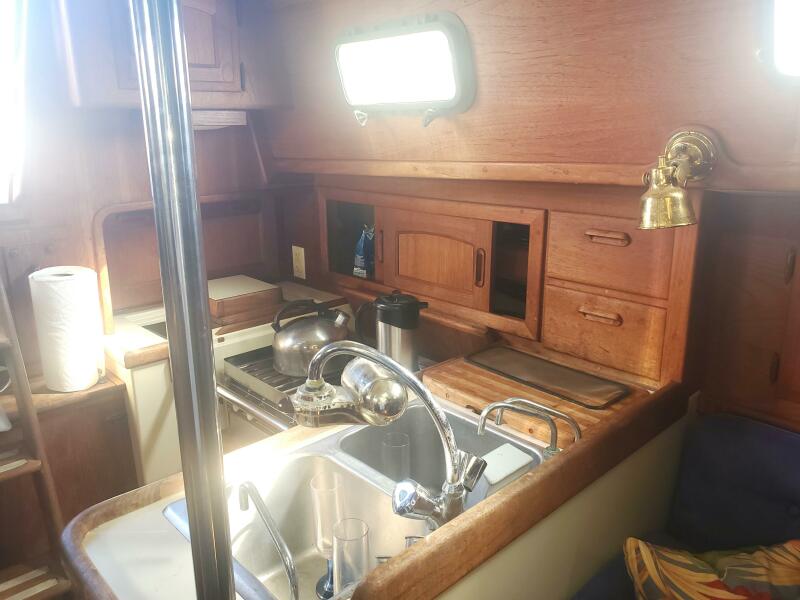 34' 1989 Pacific Seacraft Cutter