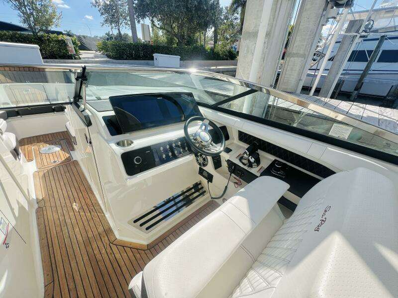 LEMONADE 31ft Sea Ray Yacht For Sale