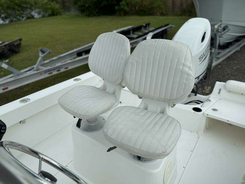 19ft Boston Whaler Yacht For Sale
