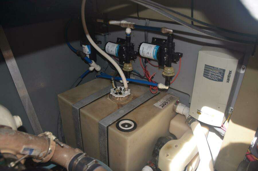 Sea Ray 46 4 RICH-SHER OR POORER - Engine Room