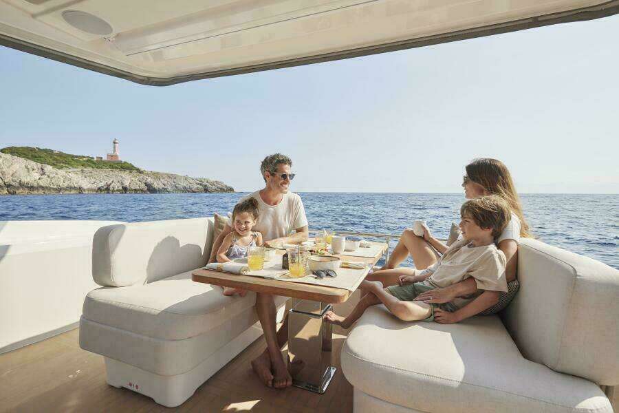 2026 49 Prestige F4 Flybridge - Cockpit Sistership