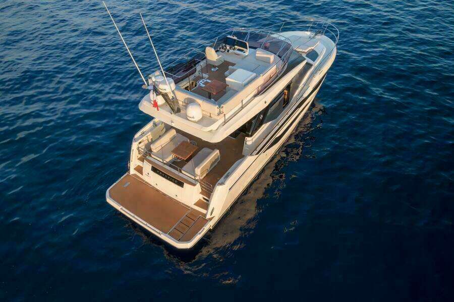 2026 49 Prestige F4 Flybridge - Transom Profile Sistership
