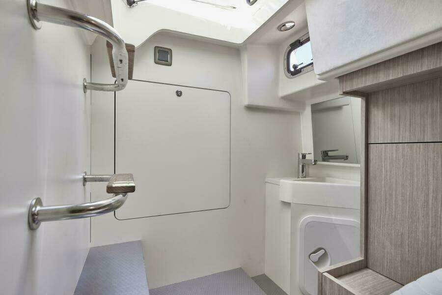 2026 49 Prestige F4 Flybridge - Guest Stateroom/Crew Quarters Head Sistership