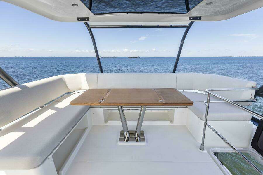 2026 Prestige F5.7 Flybridge - Flybridge Dinette