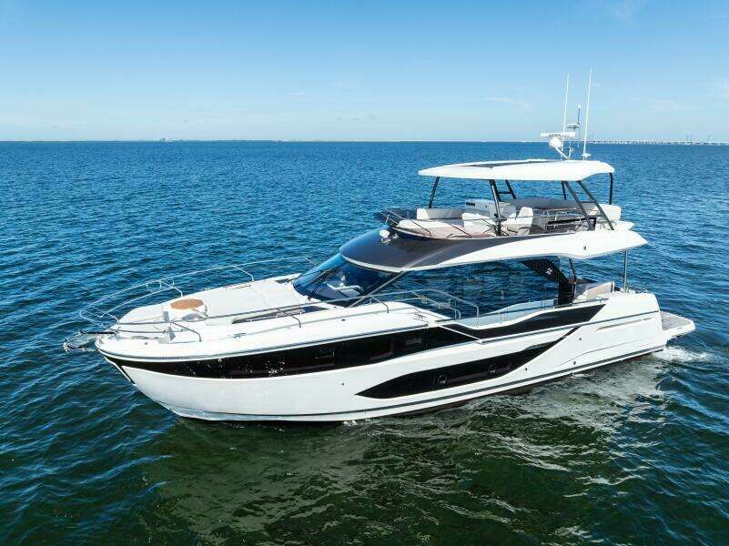 2026 Prestige F5.7 Flybridge - Bow 3/4 Port