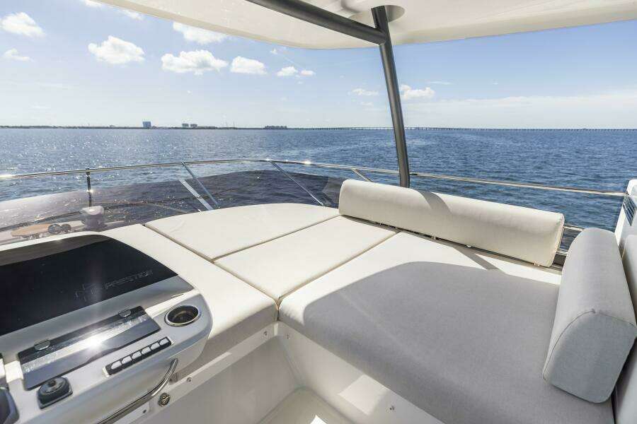 2026 Prestige F5.7 Flybridge - Flybridge Seating