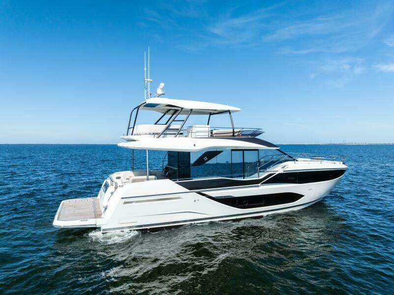 2026 Prestige F5.7 Flybridge - Starboard