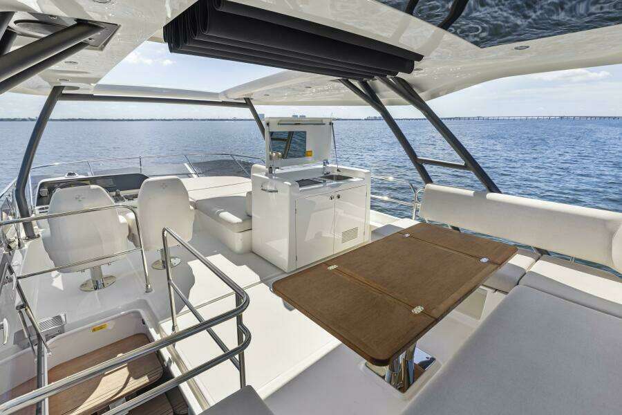 2026 Prestige F5.7 Flybridge - Flybridge