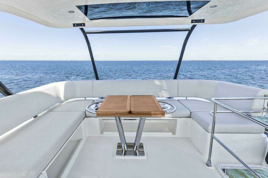 2026 Prestige F5.7 Flybridge - Flybridge Dinette