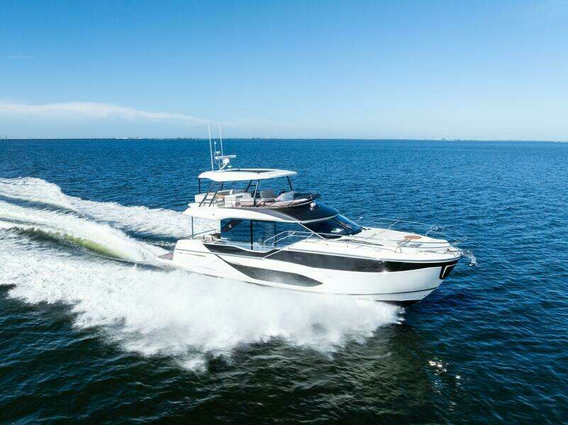 2026 Prestige F5.7 Flybridge - Starboard