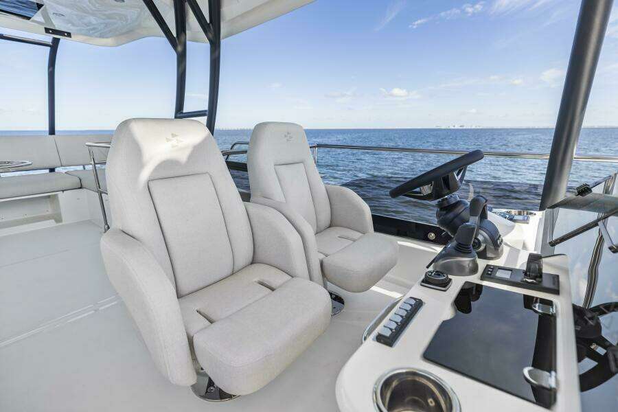 2026 Prestige F5.7 Flybridge - Flybridge Helm Seating