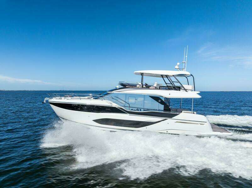 2026 Prestige F5.7 Flybridge - Port