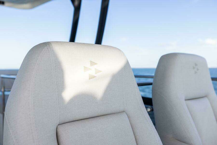 2026 Prestige F5.7 Flybridge - Flybridge Helm Seating
