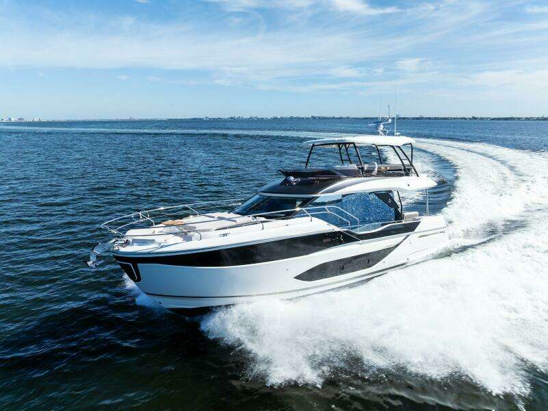 2026 Prestige F5.7 Flybridge - Bow 3/4 Port