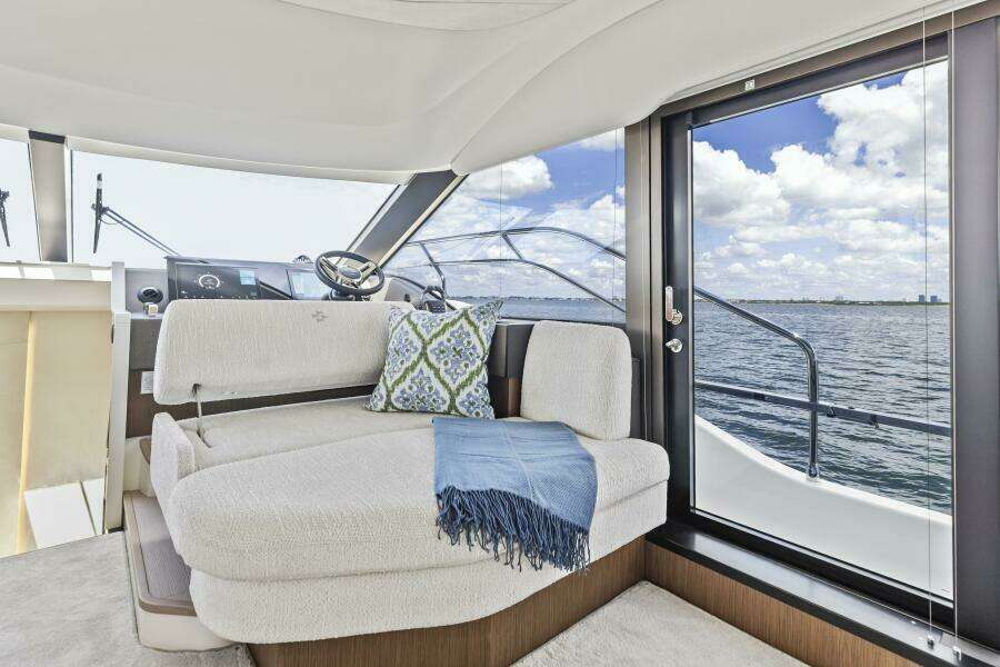 2026 Prestige F5.7 Flybridge - Salon