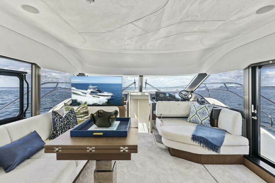 2026 Prestige F5.7 Flybridge - Salon
