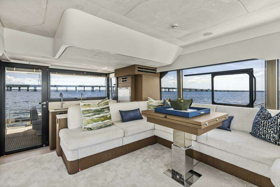 2026 Prestige F5.7 Flybridge - Dinette