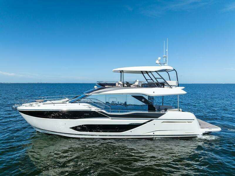 2026 Prestige F5.7 Flybridge - Port