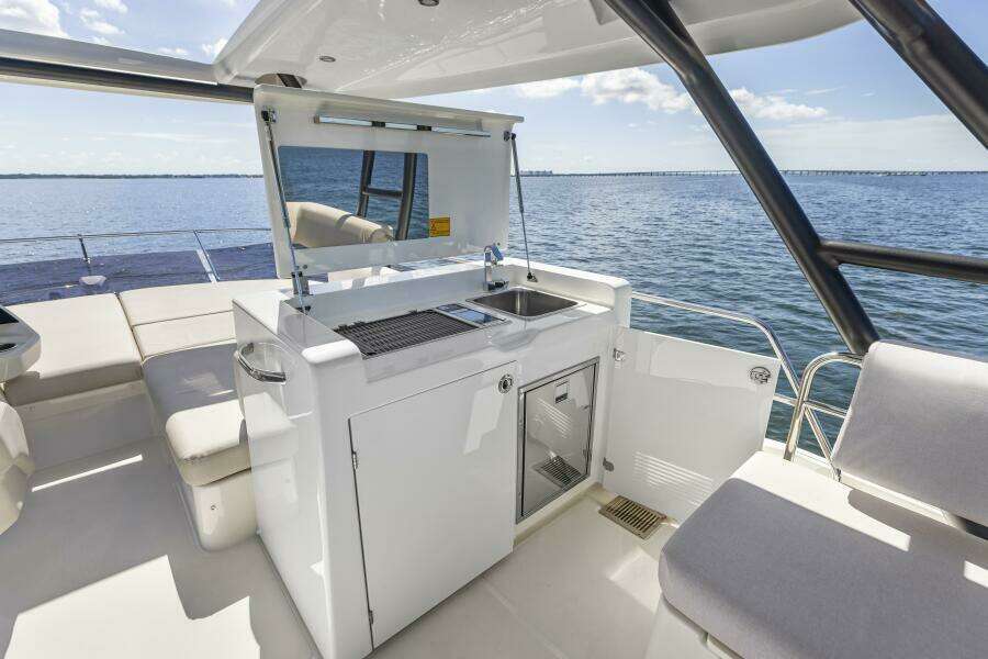 2026 Prestige F5.7 Flybridge - Flybridge Wet Bar