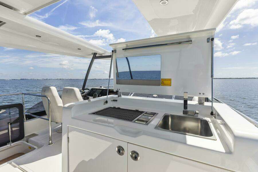 2026 Prestige F5.7 Flybridge - Flybridge Wet Bar