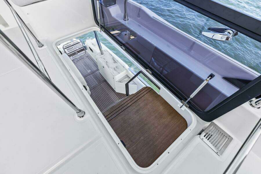 2026 Prestige F5.7 Flybridge - Flybridge Stairs