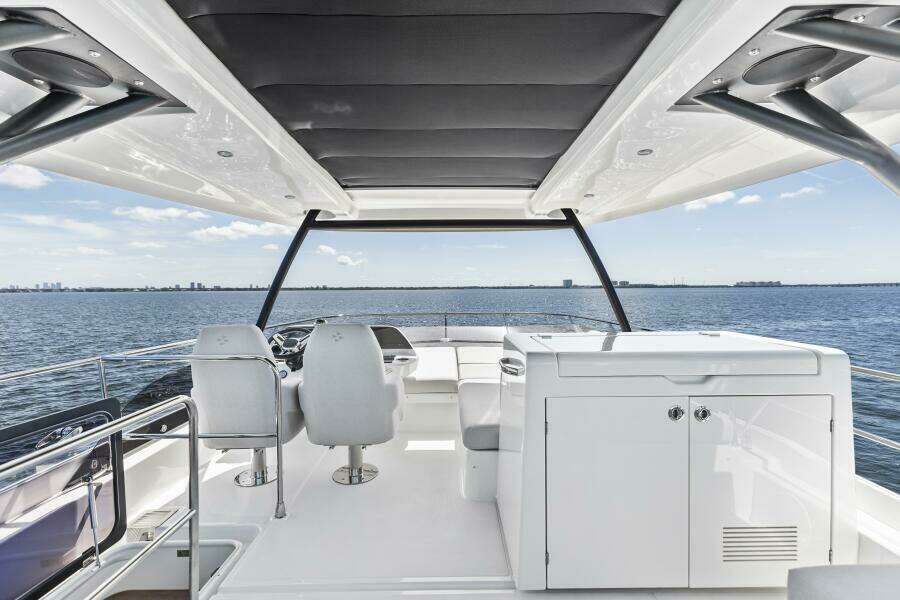 2026 Prestige F5.7 Flybridge - Flybridge 