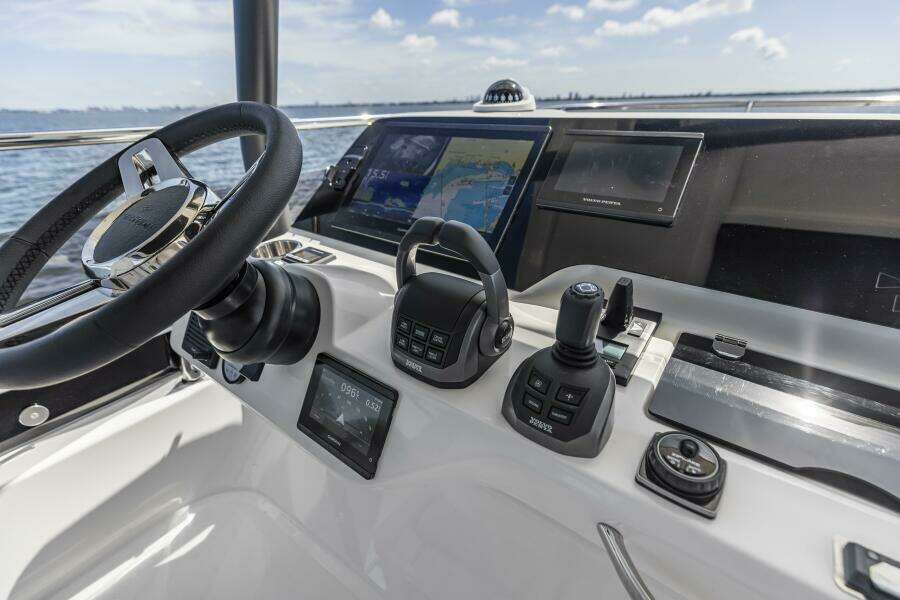 2026 Prestige F5.7 Flybridge - Flybridge Helm