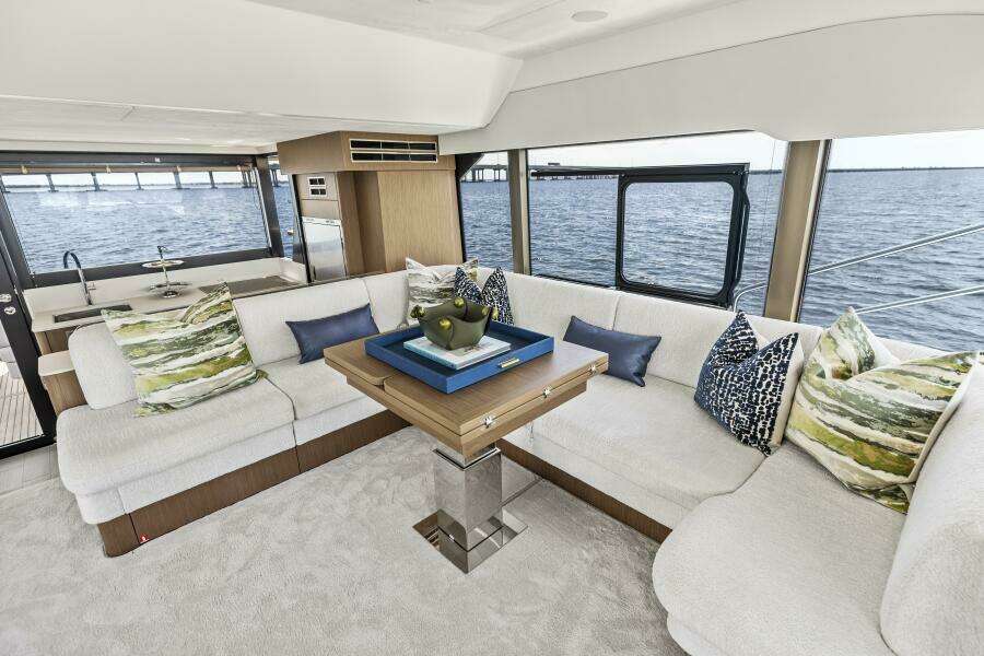 2026 Prestige F5.7 Flybridge - Dinette