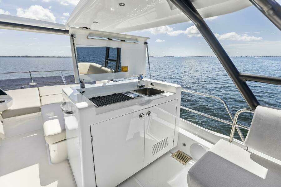 2026 Prestige F5.7 Flybridge - Flybridge Wet Bar