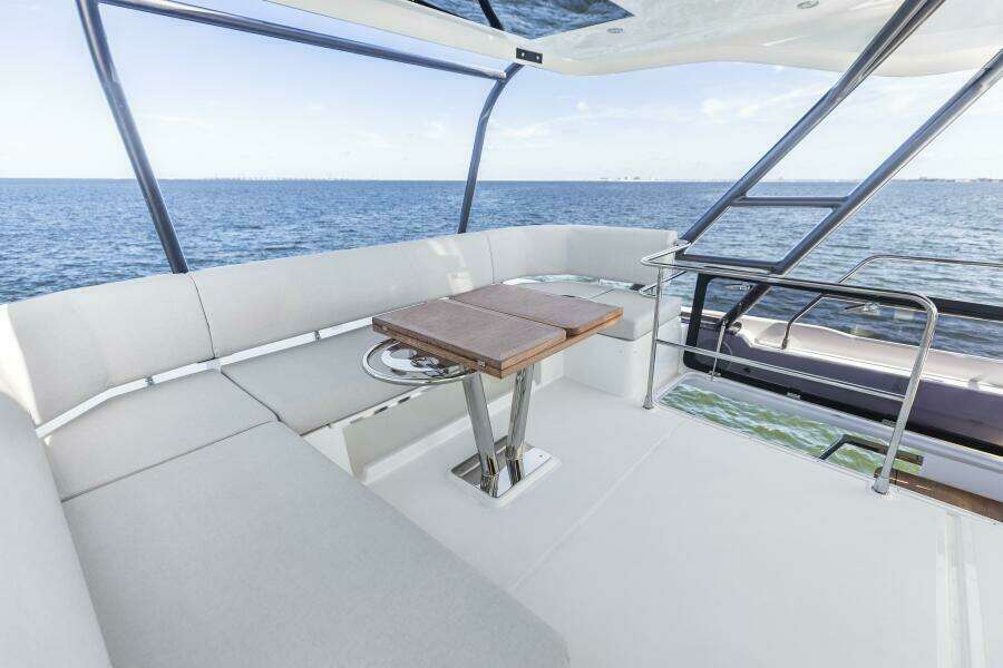 2026 Prestige F5.7 Flybridge - Flybridge Dinette