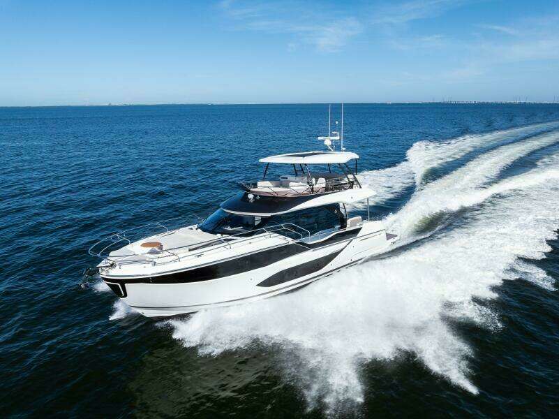 2026 Prestige F5.7 Flybridge - Bow 3/4 Port