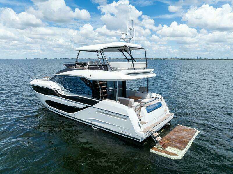 2026 Prestige F5.7 Flybridge - Stern 3/4 Port