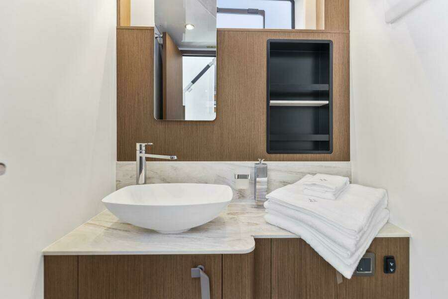 2026 Prestige F5.7 Flybridge - Guest Head