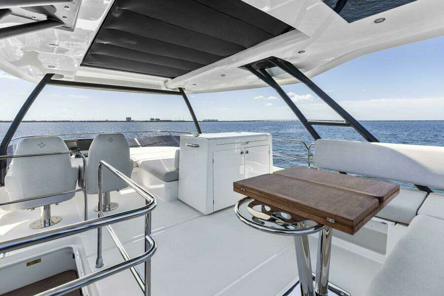 2026 Prestige F5.7 Flybridge - Flybridge