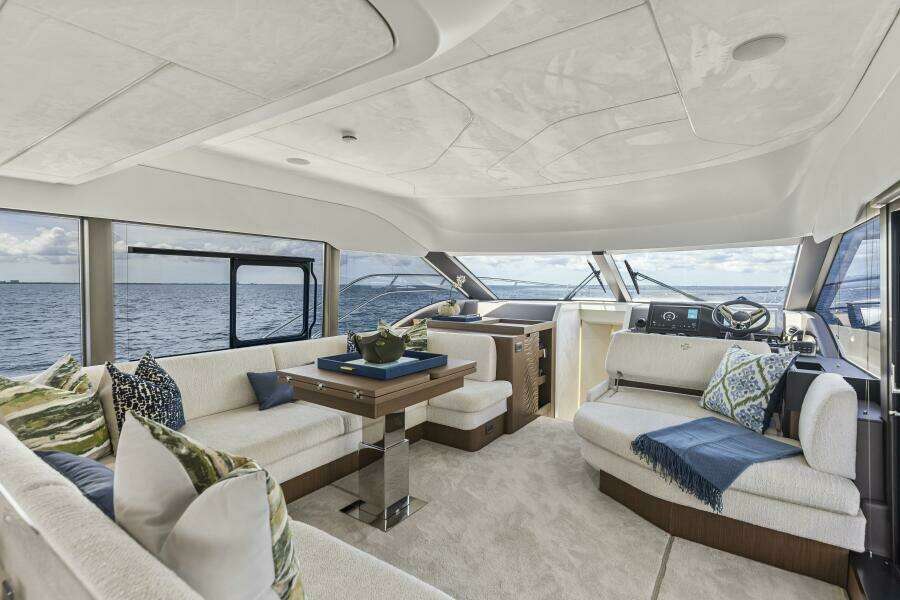 2026 Prestige F5.7 Flybridge - Salon