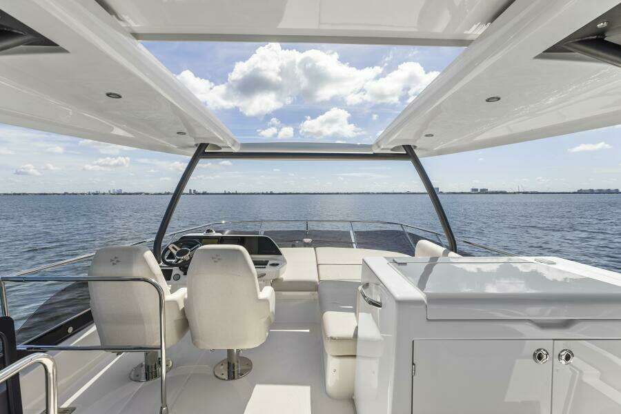 2026 Prestige F5.7 Flybridge - Flybridge 