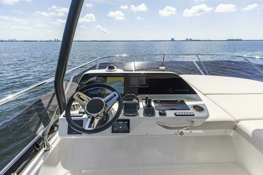 2026 Prestige F5.7 Flybridge - Flybridge Helm
