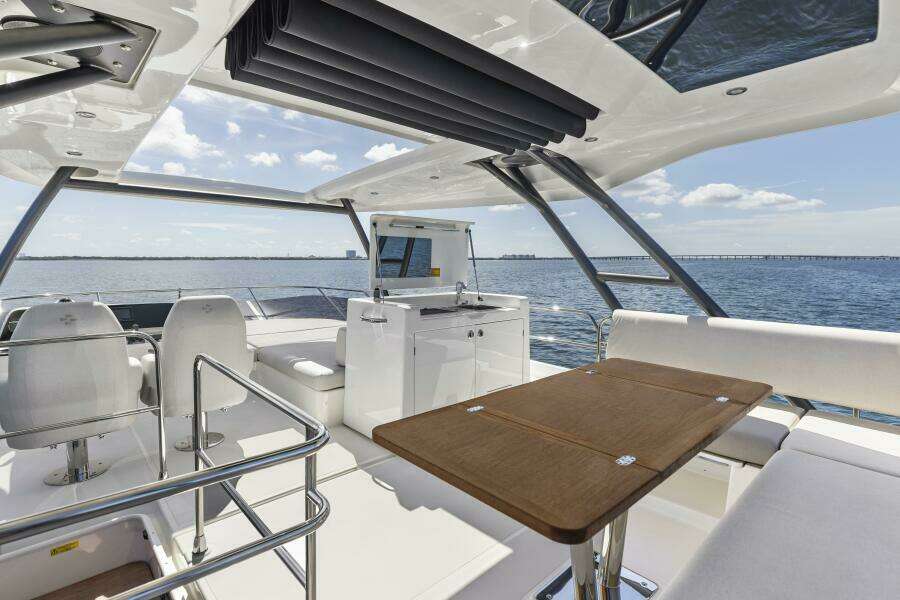 2026 Prestige F5.7 Flybridge - Flybridge 